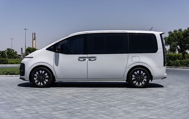 Hyundai STARIA 11-seater bus 2026